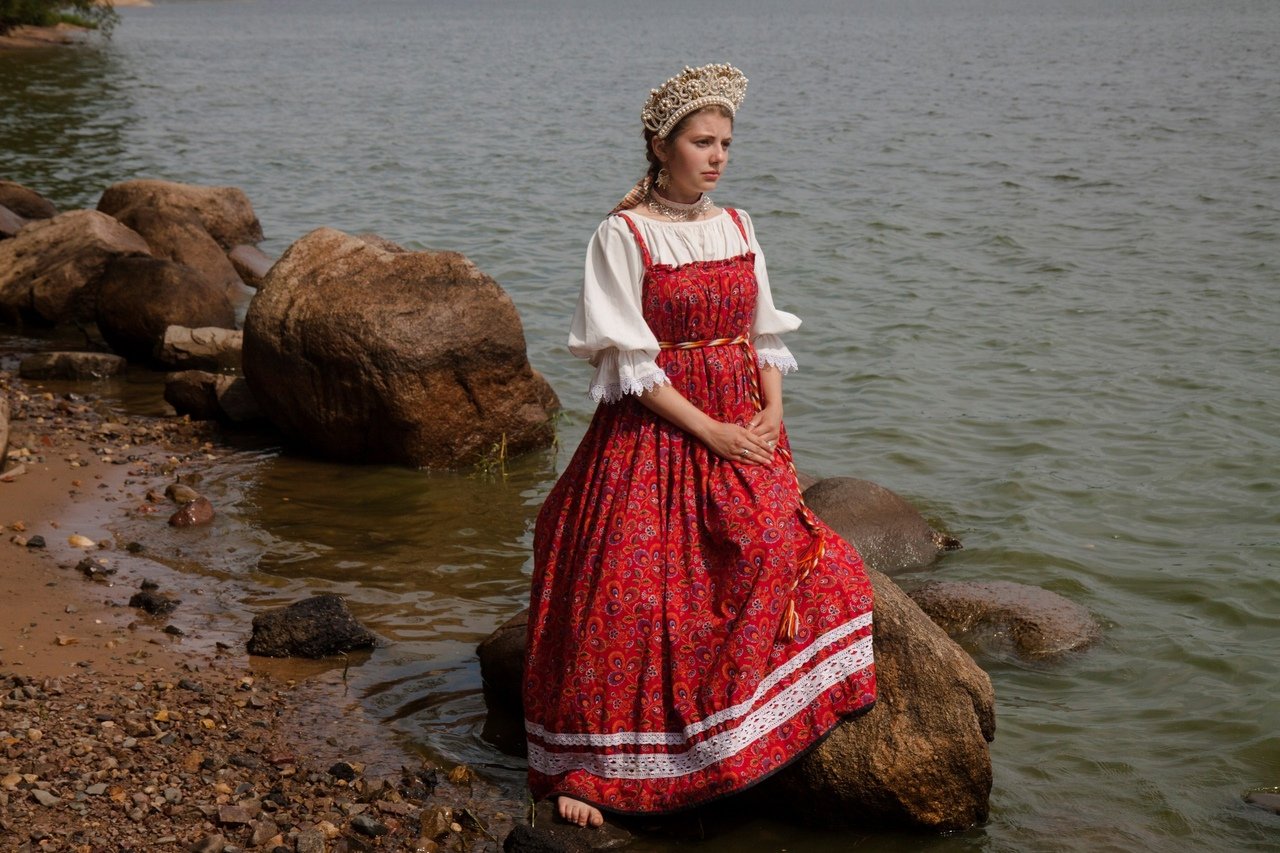 Women in Slavic costumes in Amravati