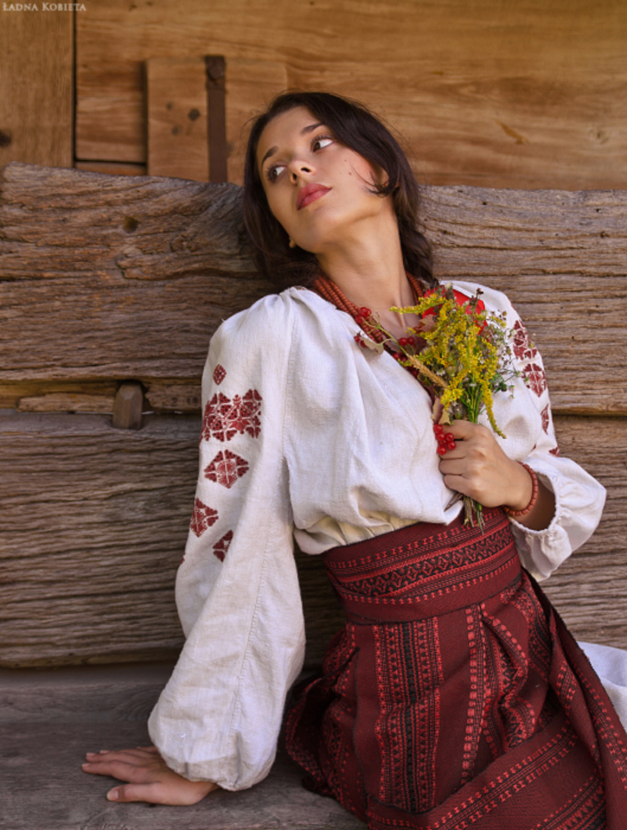 Girls in Slavic costumes in Amravati