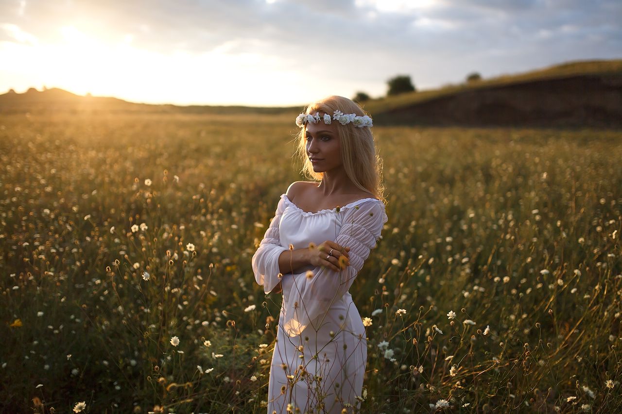 Girls in Slavic costumes in Amravati